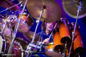 Drummer Simon Philips voegde een pop-aspect toe aan de muziek.